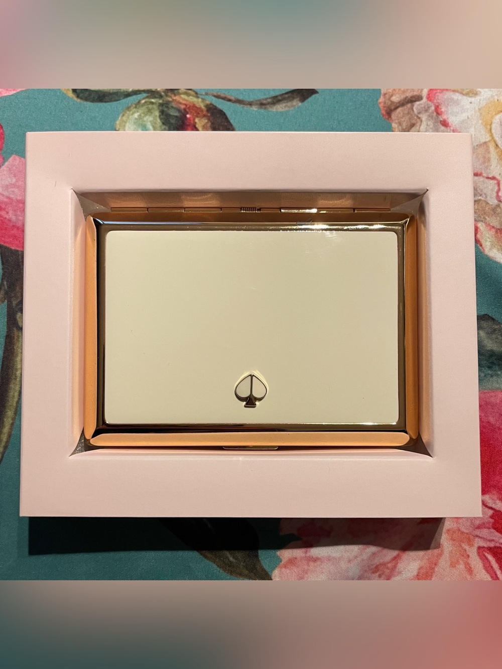 Kate Spade White and Gold Spade Street ID/Card Holder *Minor Flaws* - Picture 4 of 14